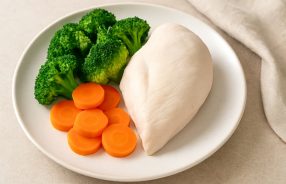 Ayam Rebus dengan Brokoli dan Wortel