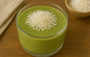 Puding Chia dengan Matcha dan Kelapa