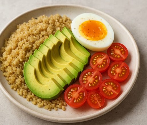 Quinoa Bowl dengan Alpukat & Telur Rebus