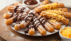 Churros dengan topping cokelat/keju